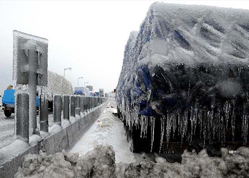 003-1雪灾中瘫痪的公路车辆.jpg