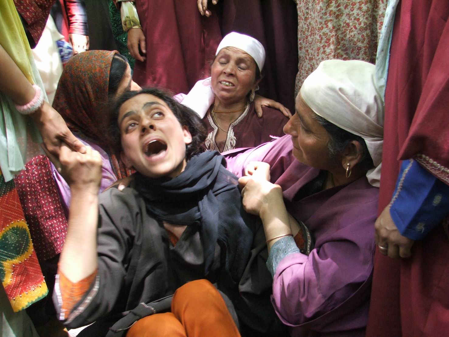 调整大小 01-6-2006-relative-women-wailing-over-the-death-of-a-kashm.jpg