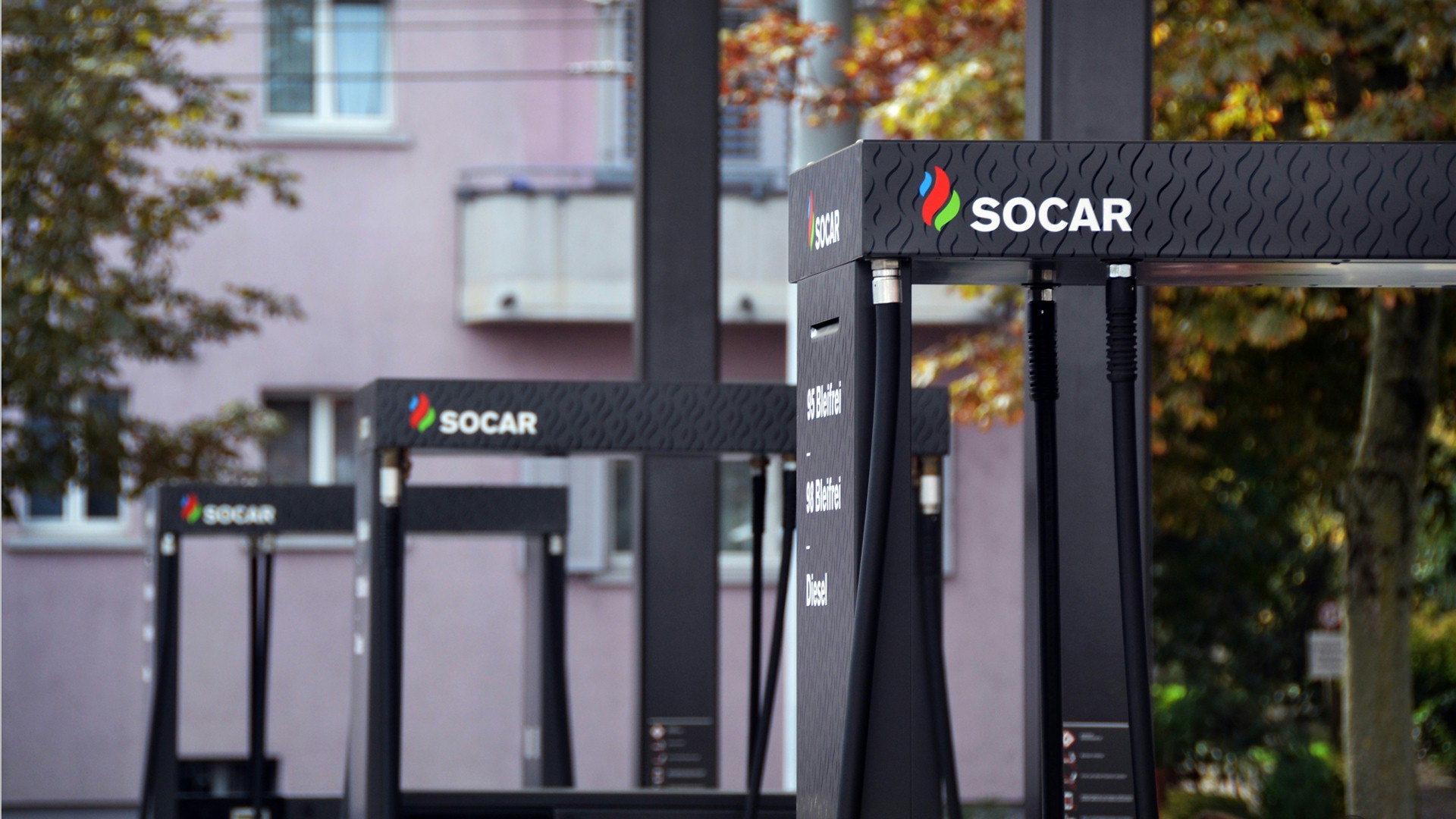 04_Socar_Tankstelle_Tag_Zapfsaeulen_FULL.jpg