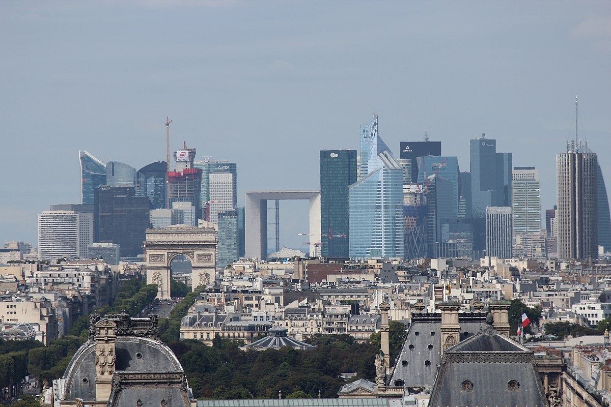 1200px-Paris_La_Défense_seen_from_Tour_Saint_Jacques_2013-08.JPG