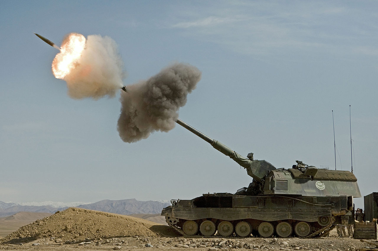 1280px-Dutch_Panzerhaubitz_fires_in_Afghanistan[1].jpg