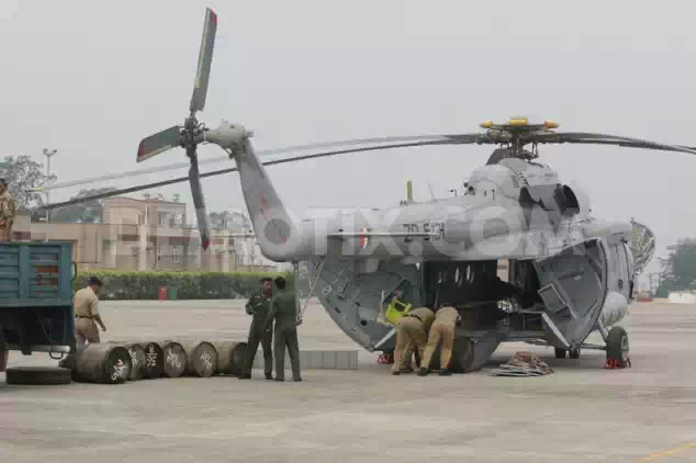 1371992097-indian-air-force-team-rescue-pilgrims-in-utrakhand_2185315.jpeg