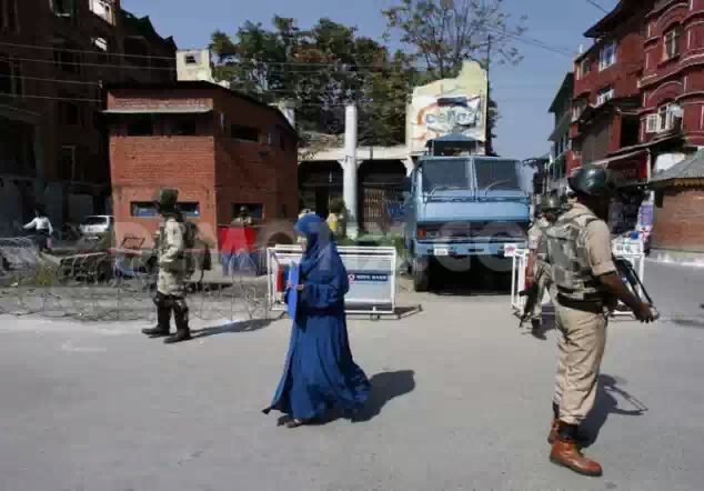 1380973529-security-beefed-up-in-indian-kashmir_2870966.jpeg