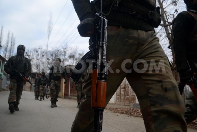 1388088322-tension-in-kashmir-after-let-militant-is-killed--_3567640.jpeg