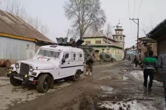 1389091032-gunbattle-in-sopore-leaves-police-officer-dead_3624802.jpeg