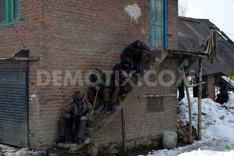 1390268036-militant-killed-in-qazigund-gun-battle-south-of-srinagar_3721841.jpeg