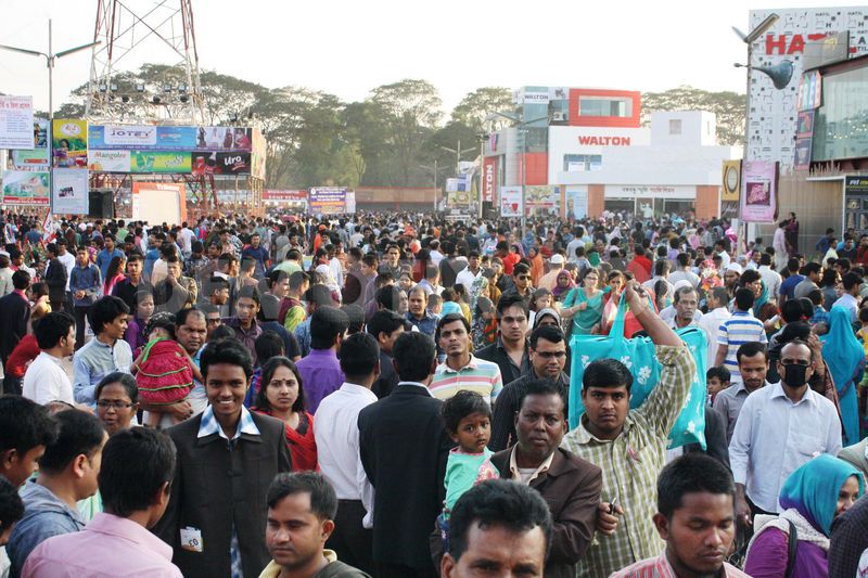 1391786641-streams-of-visitors-crowd-dhaka-international-trade-fair-_3866297[1].jpg