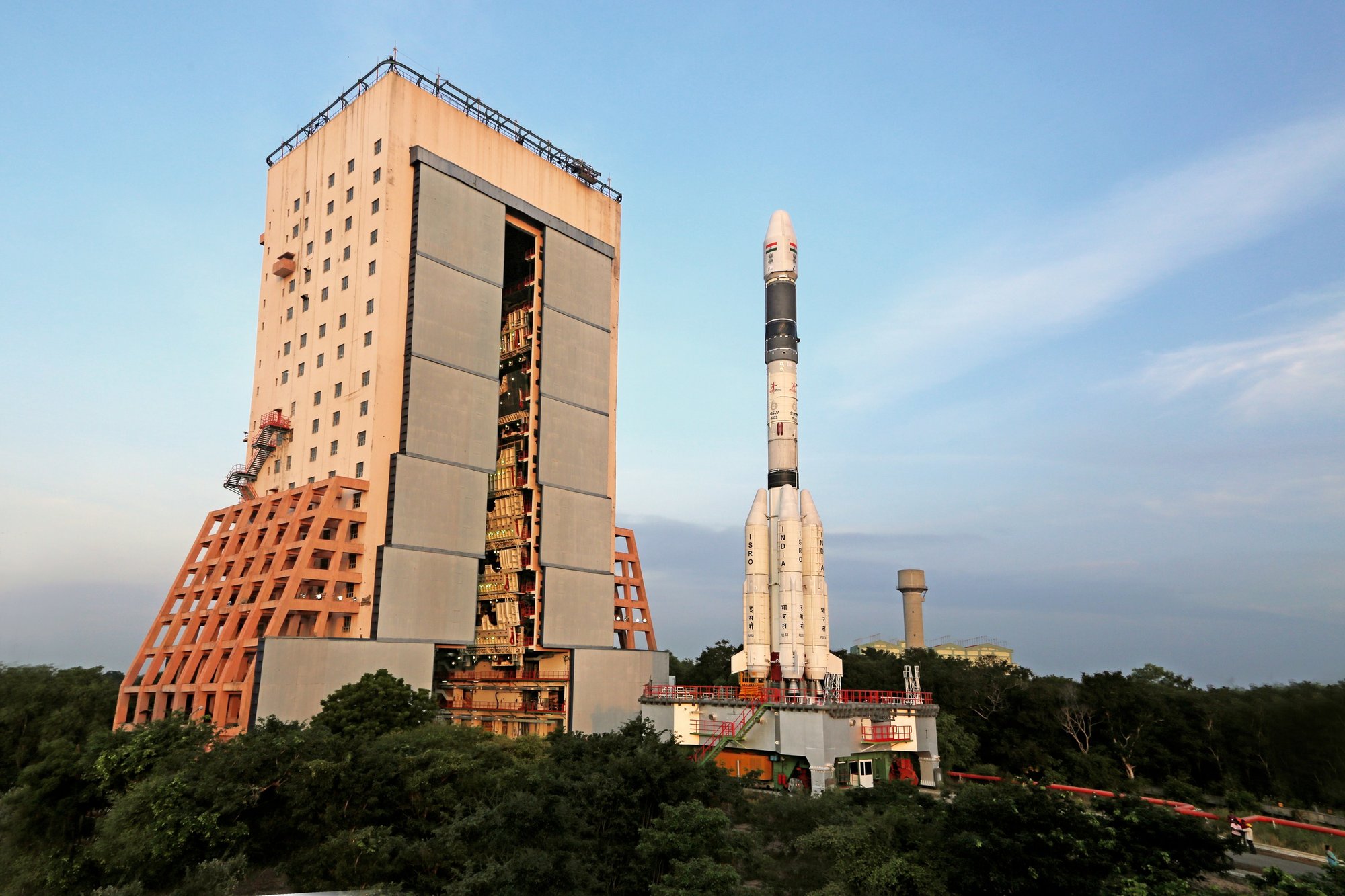 13gslv-f05beingmovedfromvehicleassemblybuildingtolaunchpad.jpg