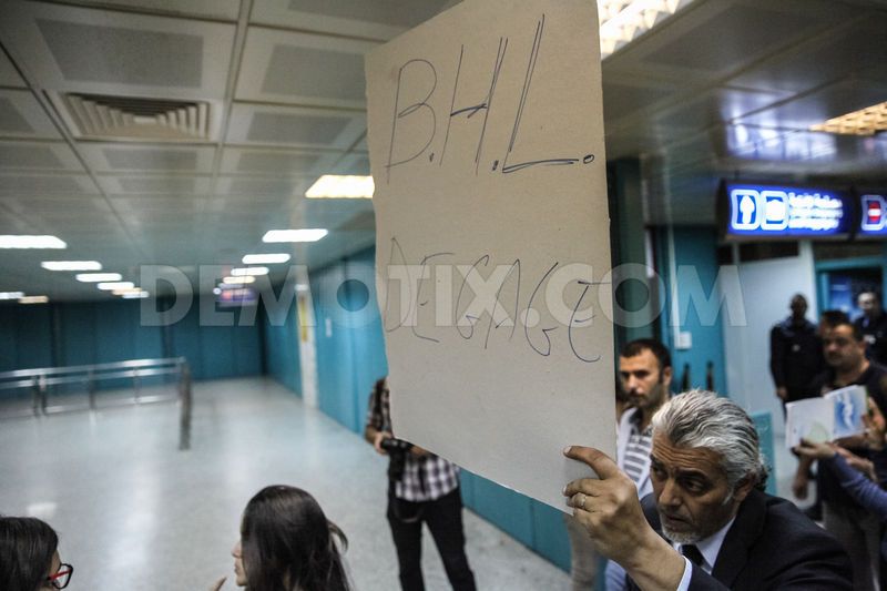 1414807745-protest-against-the-visit-of-bernardhenri-levy-to-tunisia_6152301.jpg