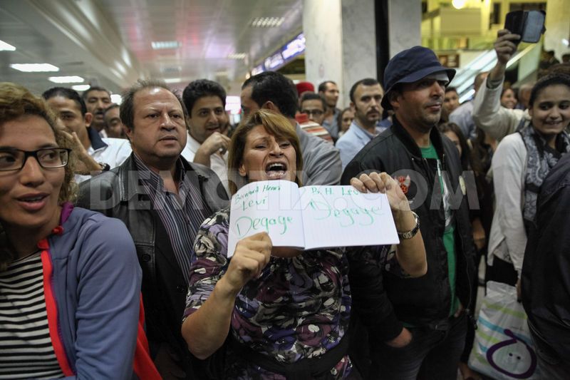 1414807748-protest-against-the-visit-of-bernardhenri-levy-to-tunisia_6152312.jpg