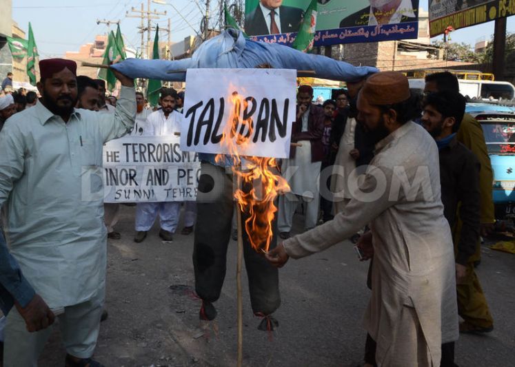 1418833532-hyderabad-peoples-burns-candles-for-the-peshawar-students_6499306.jpg