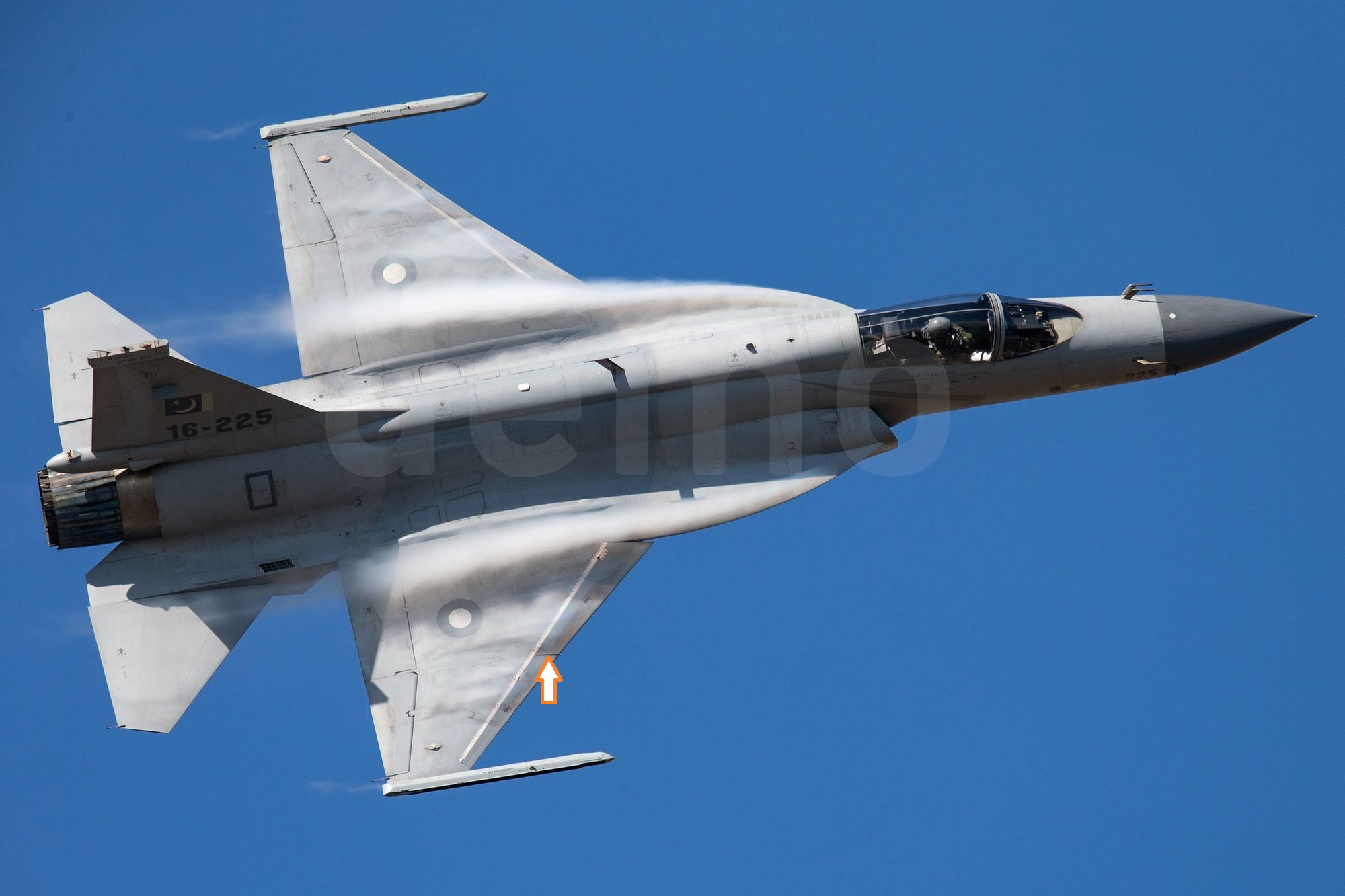 16-225 JF-17 at Zuhaih airshow 2018(2e).jpg