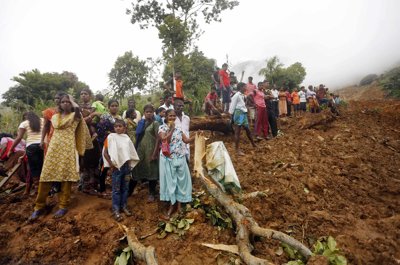 2014-10-30T075603Z_105738604_GM1EAAU17XE01_RTRMADP_3_SRI-LANKA-LANDSLIDE.JPG