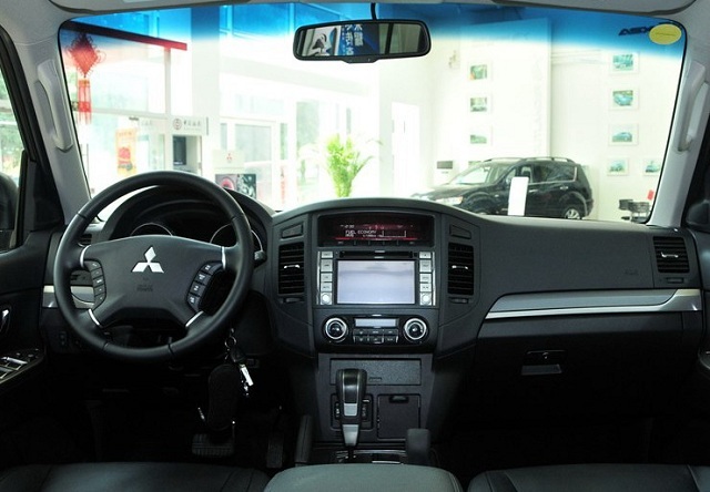 2015-Mitsubishi-Pajero-interior[1].jpg