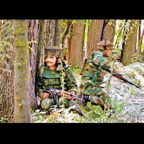 24-5-2013-indian-army-during-tral-south-kashmir-encounter.jpeg