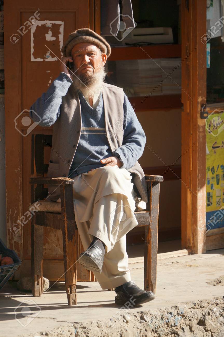 34018534-old-pakistani-man-talking-on-his-cellphone-northern-pakistan.jpg