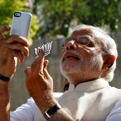 358455-294869-232675-232672-narendra-modi-selfi.jpg