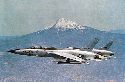 440px-F-105_Thunderchiefs_Mt_Fuji.jpg