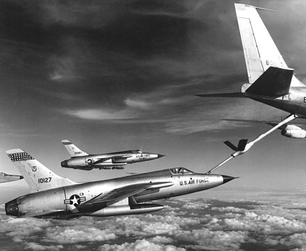 440px-F-105_Thunderchiefs_refuel.jpg