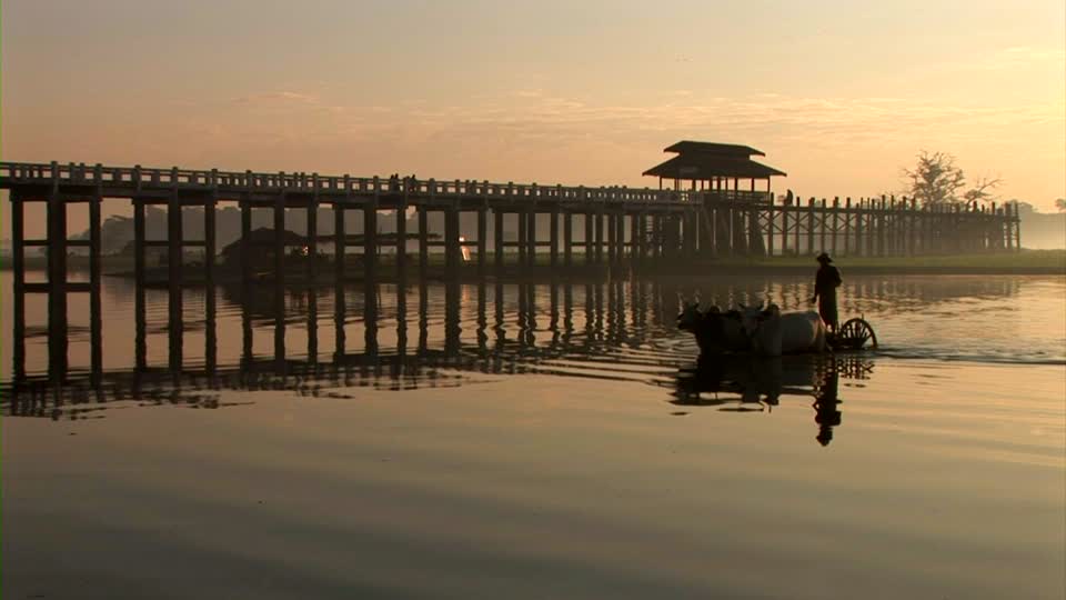 610003003-u-bein-bridge-lake-taungthaman-ox-cart-amarapura.jpg