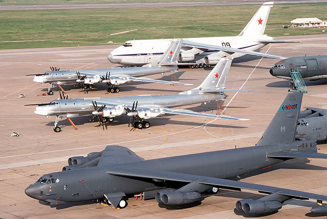 640px-B-52_&_Tu-95.jpg