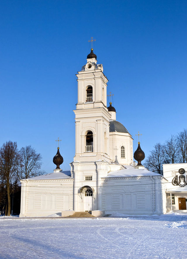 640px-Church_of_Saints_Peter_and_Paul_%28Tarusa%29[1].jpg