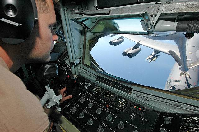 640px-KC-135_Stratotanker_boom_operator.jpg