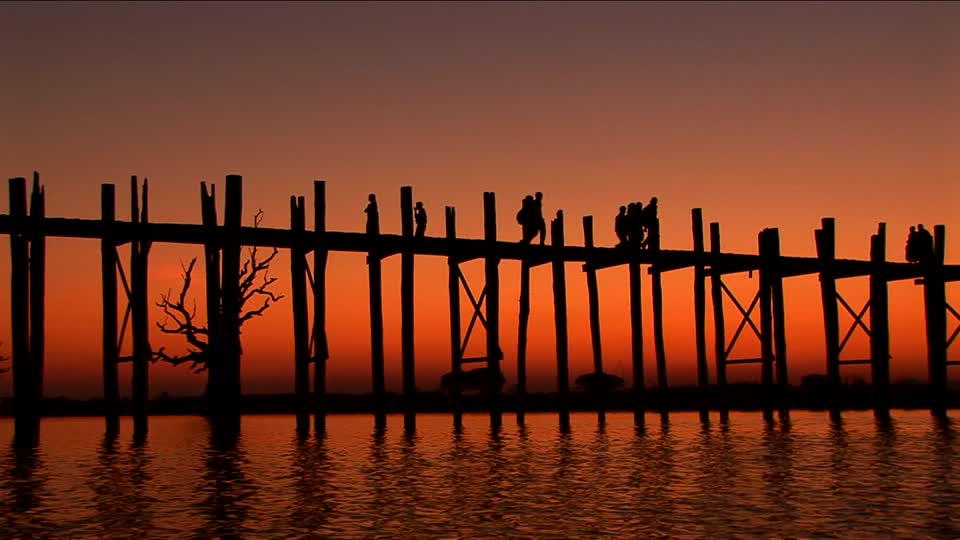 738473746-u-bein-bridge-lake-taungthaman-amarapura-timber-bridge.jpg