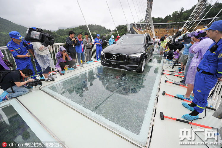 750px-ZhangjiajieGlassCarDrive.jpg