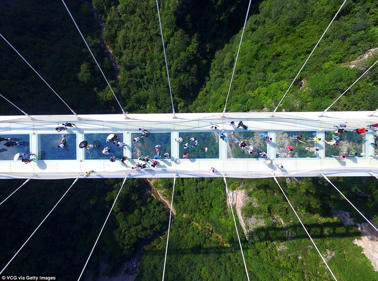 750px-ZhangjiajieGlassDeckAerial.jpg