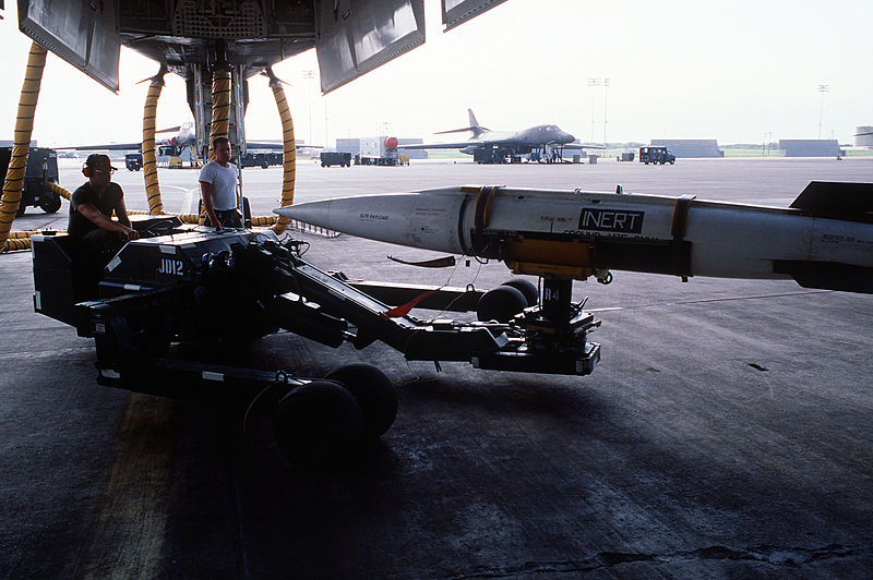 800px-AGM-69A_SRAM_loaded_into_B-1B.jpg