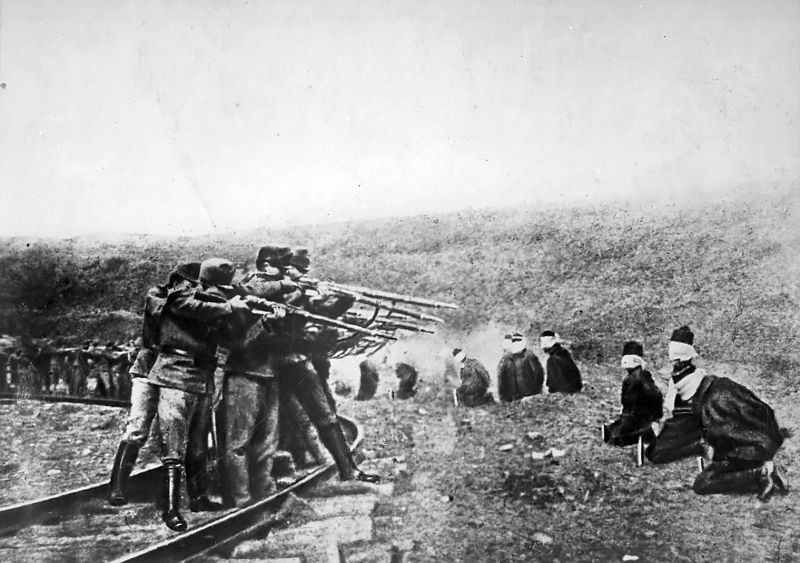 800px-Austrians_executing_Serbs_1917.JPG