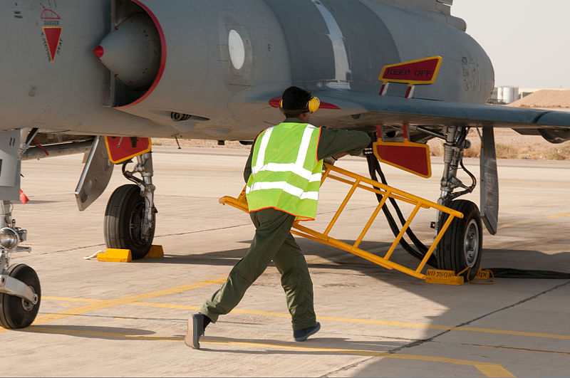 800px-PAF_Mirage_III_ROSE_alert_scramble_competition_Falcon_Air_Meet_2010_2.jpg