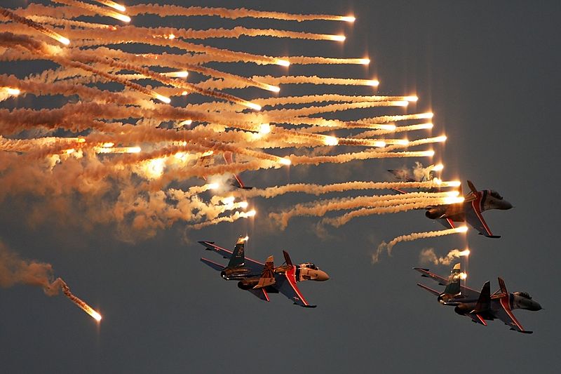 800px-Russian_Knights_Tkachenko_tribute_flight_Mishin[1].jpg