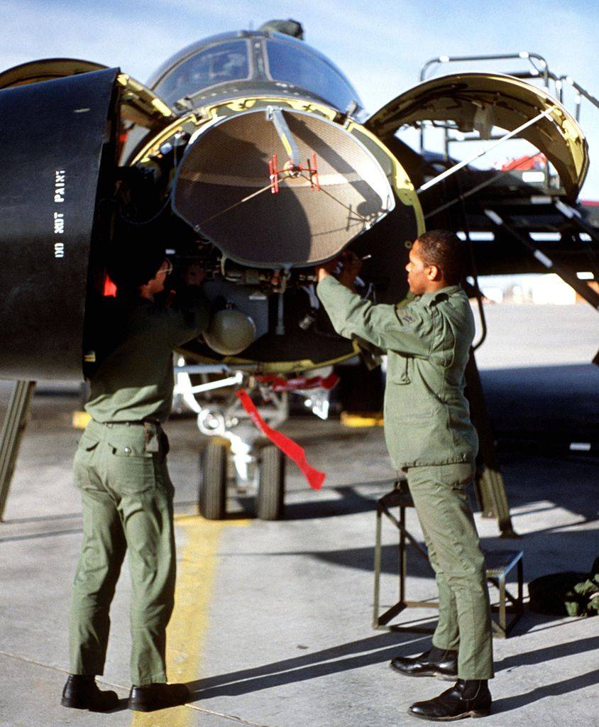 844px-APQ-130_radar_of_F-111D_at_Cannon_AFB_1984.jpg