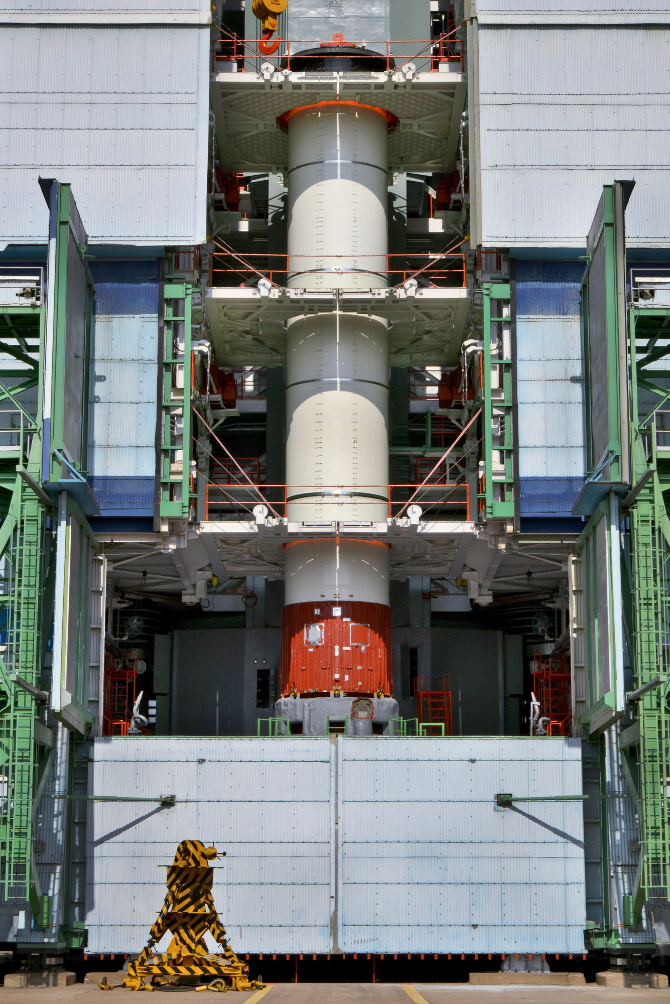 8corestageofpslv-c37integratedontolaunchpedestal.jpg