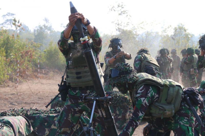 91.-Tembakan-Senjata-Bantuan-Yonif-Raider-323-Kostrad-Perkokoh-Garis-Pertahanan-2-e1565710000846.jpg