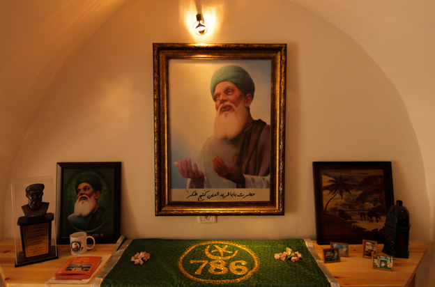 _79161367_baba_farid_shrine.jpg