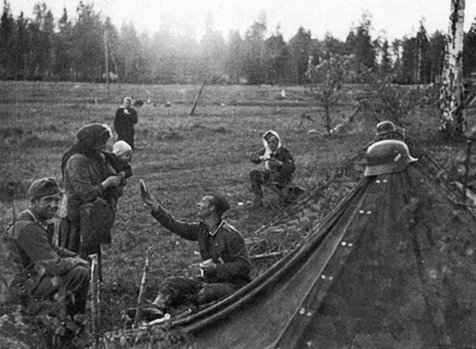 A+German+soldier+shares+his+rations+with+a+Russian+mother,+1941[1].jpg