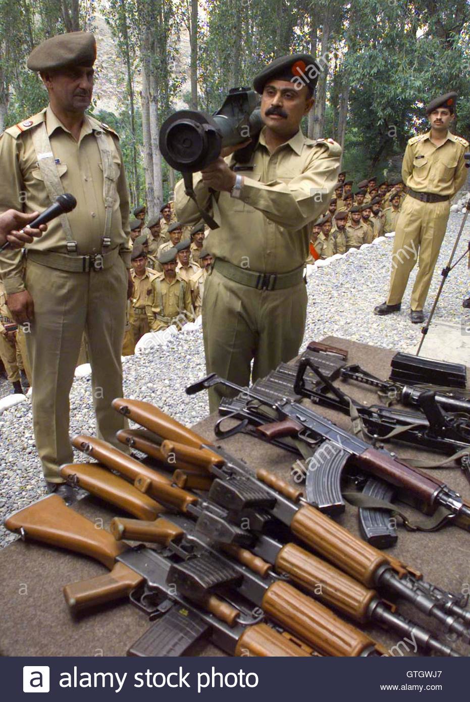 a-pakistan-army-officer-shows-a-russian-made-anti-tank-rocket-launcher-GTGWJ7.jpg