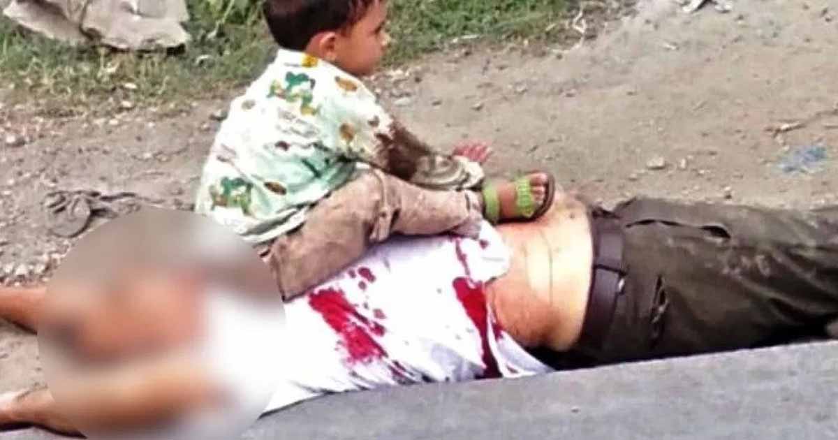 A-three-year-old-boy-sitting-on-the-body-of-grandfather-killed-in-Kashmir-broke-hearts.jpg