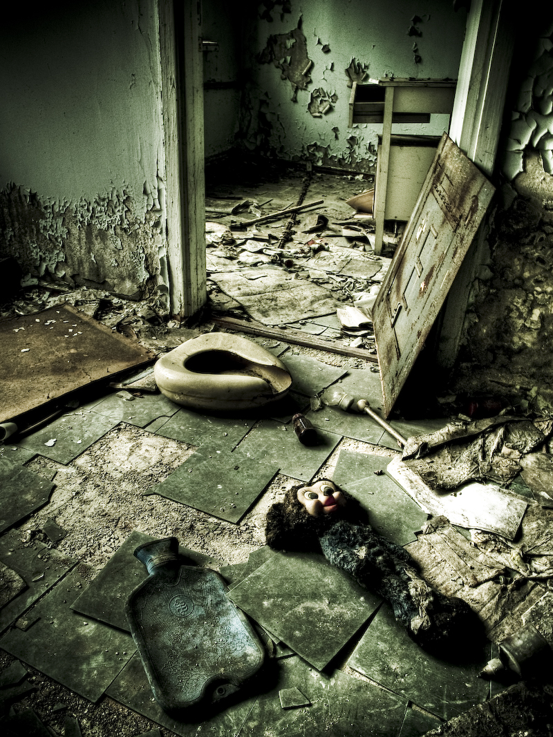 abandoned-home-in-pripyat-ukraine[1].jpg