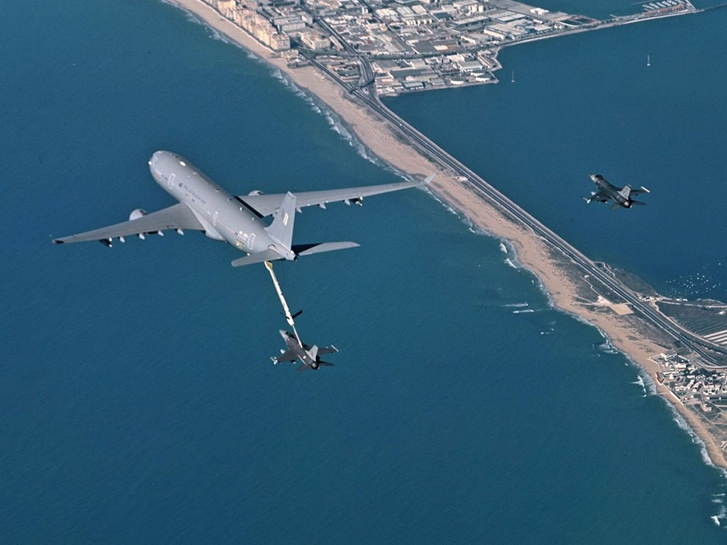 AIR_KC-30B_RAAF_Refuels_PoAF_F-16s.jpg