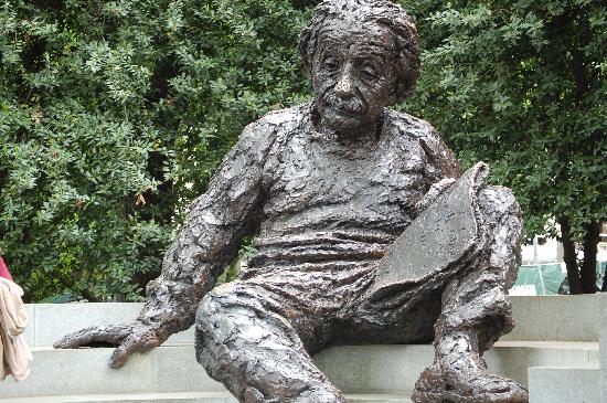 albert-einstein-memorial.jpg