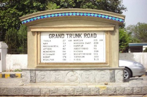 An-Old-Milestone-at-The-Mall-Road-Rawalpindi.jpg