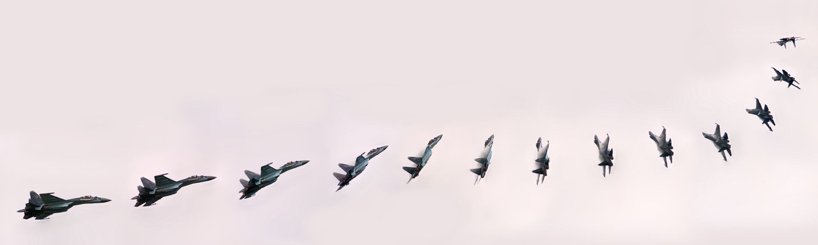 An_acrobatic_figure_by_a_Sukhoi_Su-35_in_Paris_Air_Show_2013.jpg