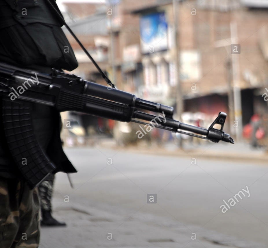 anantnag-india-9th-feb-2018-indian-government-forces-stand-guard-in-M34N00_01.jpg