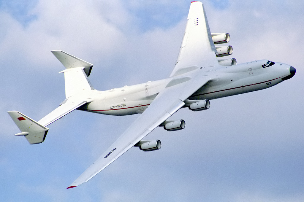 Antonov_An-225_at_Farnborough_1990_airshow_%282%29[1].jpg