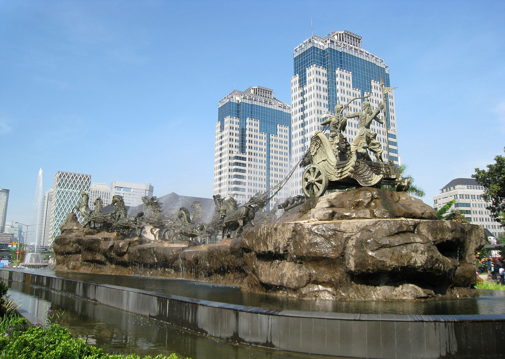 Arjuna_Wijaya_chariot_statue_in_Jakarta.jpg