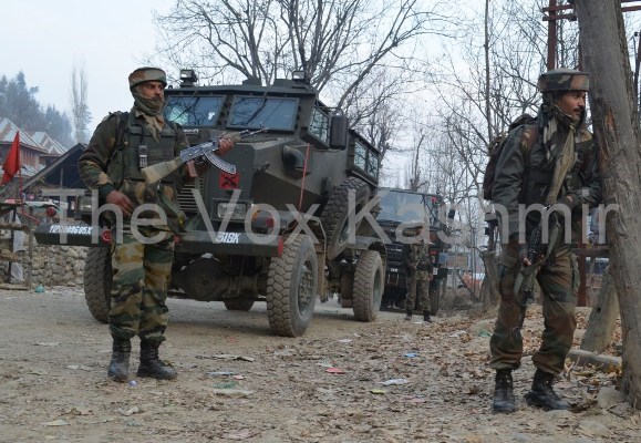 Army-jawans-takes-position-during-Encounter-rajpora-rajwar-handwara-PHOTO-BY-AABID-NABI-3.jpeg